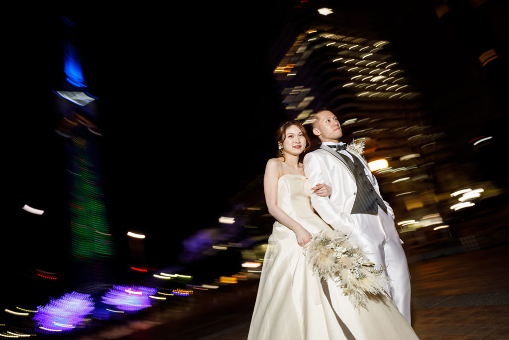 福岡・百道浜の福岡タワー前で撮影した夜のウェディングフォト前撮り