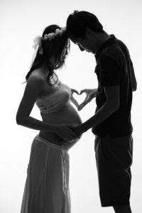 ファシーノスタジオにてマタニティフォトのモノクロ写真