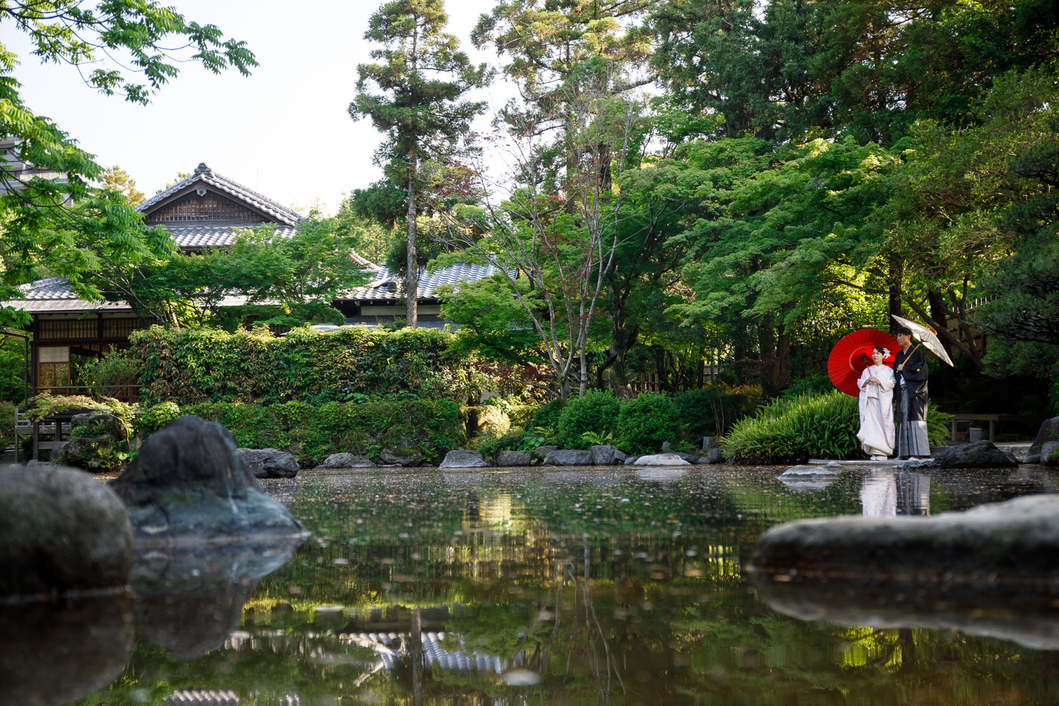 福岡友泉亭公園の日本庭園で撮影した白無垢前撮り