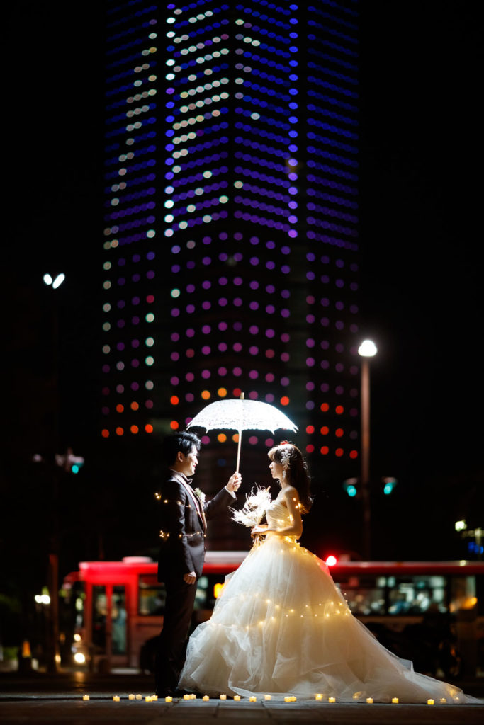 福岡タワー前にてイルミネーションの洋装前撮りロケーション撮影　ウェディングドレス　スーパーカメラマン大川さん
