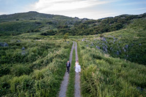 平尾台で結婚式前撮りドローン洋装撮影。