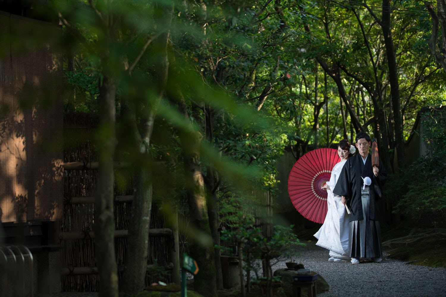 友泉亭公園で撮影した和装前撮り。 白無垢と紋付袴で撮影した日本庭園ロケーション。 和傘を使った落ち着いた雰囲気の前撮りカット。 福岡で和装前撮りを希望される方に人気の撮影スポット。