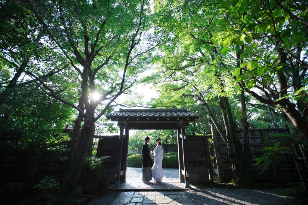 福岡友泉亭公園で撮影した白無垢の和装前撮り写真