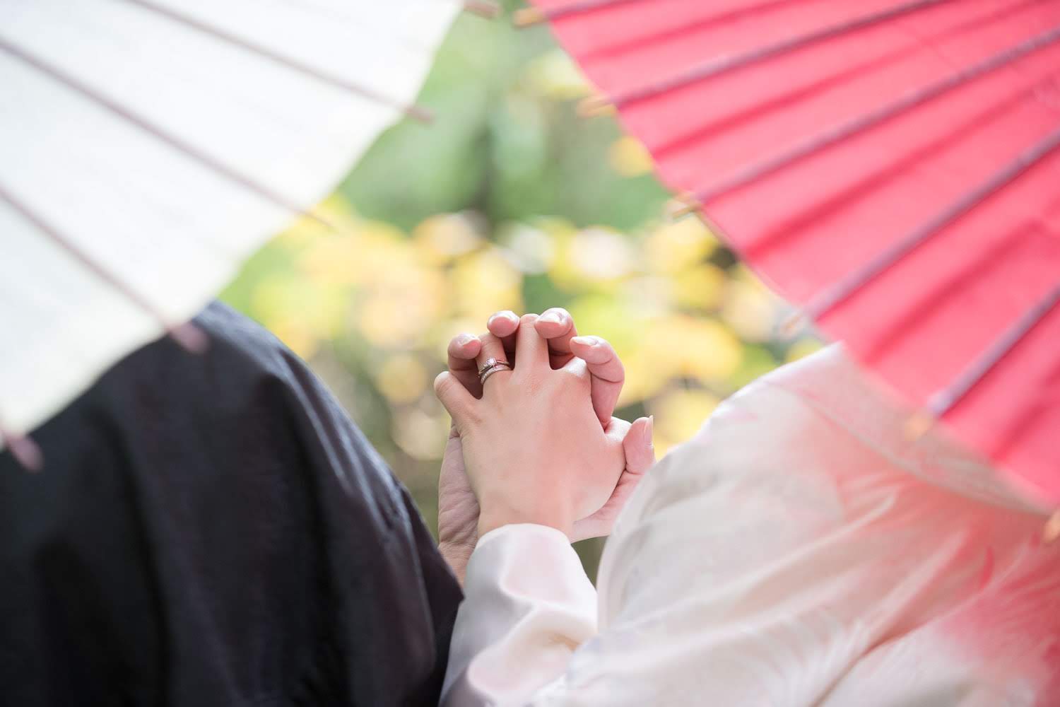 和装前撮り 手つなぎ 白無垢 紋付袴 和傘 ロケーション