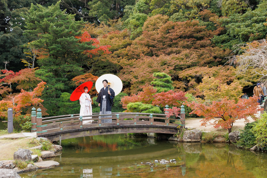 長府庭園 和装前撮り 日本庭園 橋の上 色打掛 白無垢 和傘 ロケーション撮影