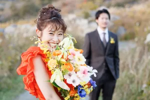 自然な笑顔で寄り添う新郎新婦のフォトウェディング写真