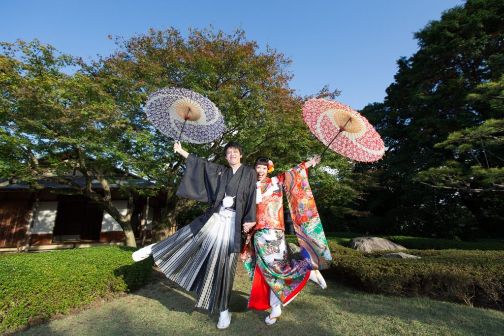 松風園で撮影した和装前撮り。日本庭園の開放的なロケーションで和傘を使った色打掛撮影。福岡で人気の和装前撮りスポット。