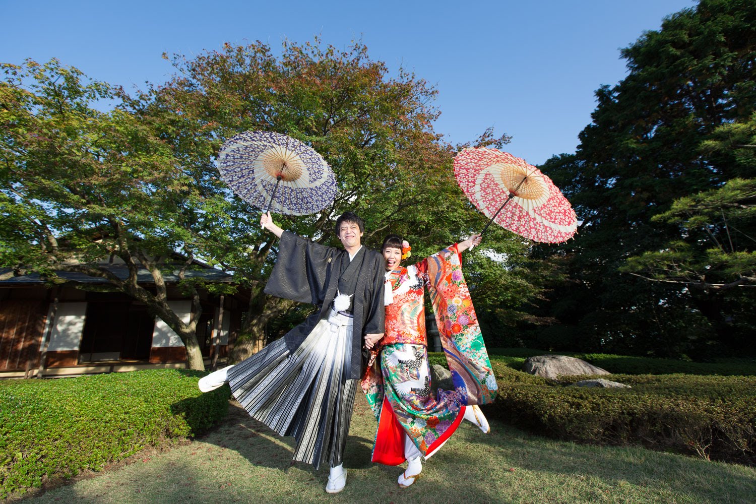 松風園で撮影した和装前撮り。日本庭園の開放的なロケーションで和傘を使った色打掛撮影。福岡で人気の和装前撮りスポット。