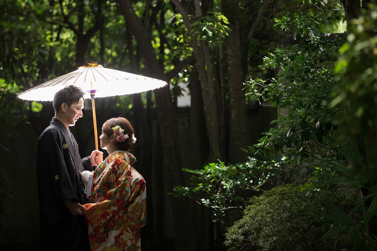 友泉亭公園で撮影した和装前撮り。日本庭園の木漏れ日の中で撮影した和傘ロケーションフォト。福岡で人気の和装前撮りスポット。