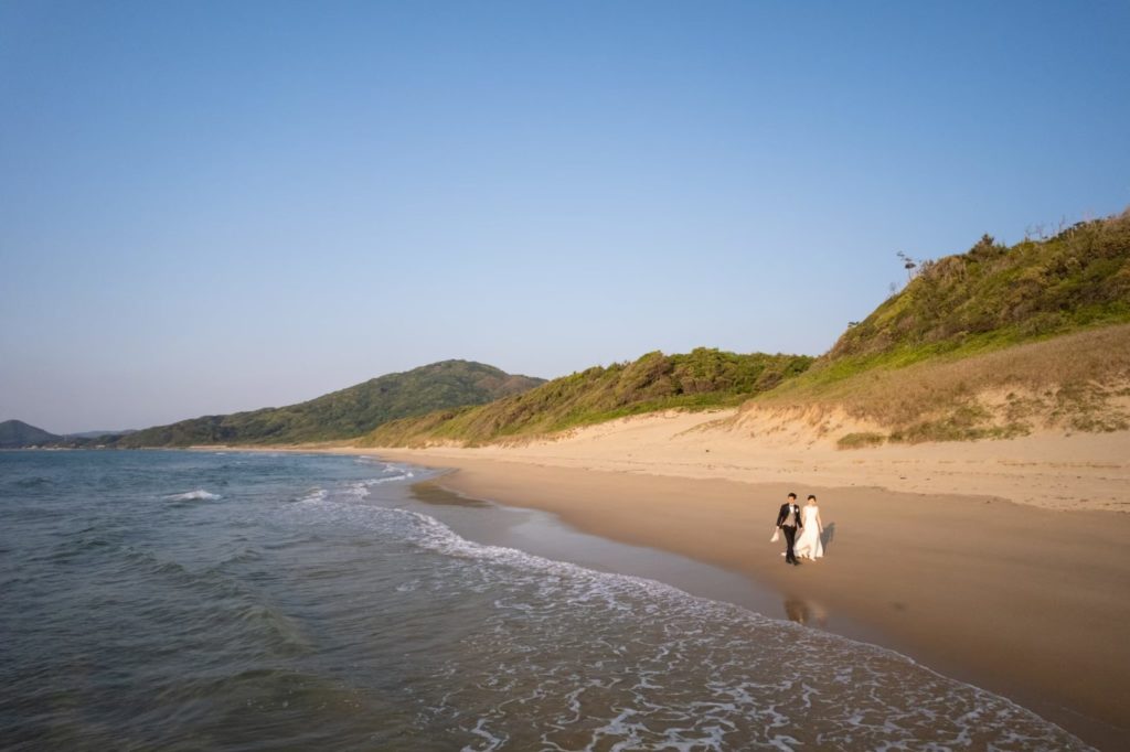 糸島の海岸で撮影した洋装前撮り ビーチロケーションウェディングフォト