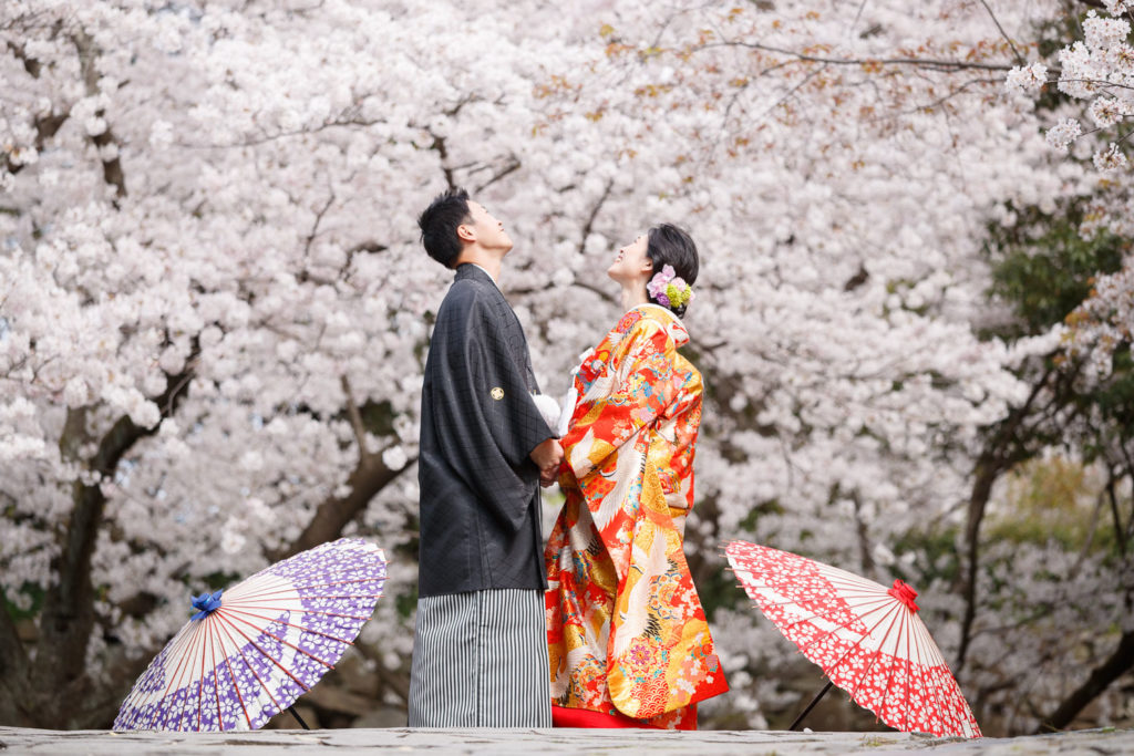 「福岡・舞鶴公園で刻む、一生ものの記憶」 歴史ある石垣と、春を彩る桜のコントラスト。 記録としての写真を超え、10年後、20年後に見返しても心が震えるような情景を残します。