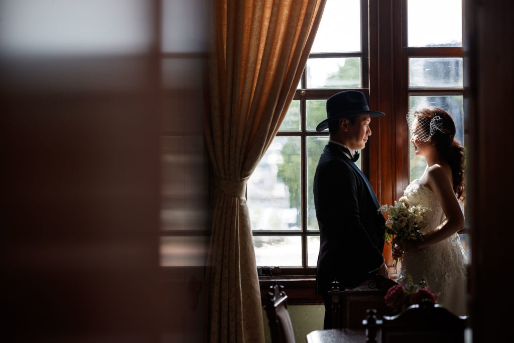 西中洲の旧福岡県公会堂貴賓館で撮影した洋装前撮り写真 室内ロケーションウェディングフォト