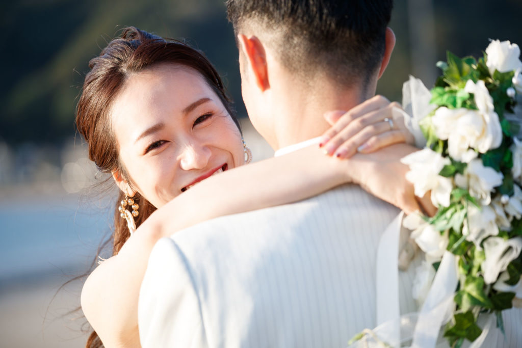 糸島の海岸で撮影した洋装前撮り 海ロケーションウェディングフォト