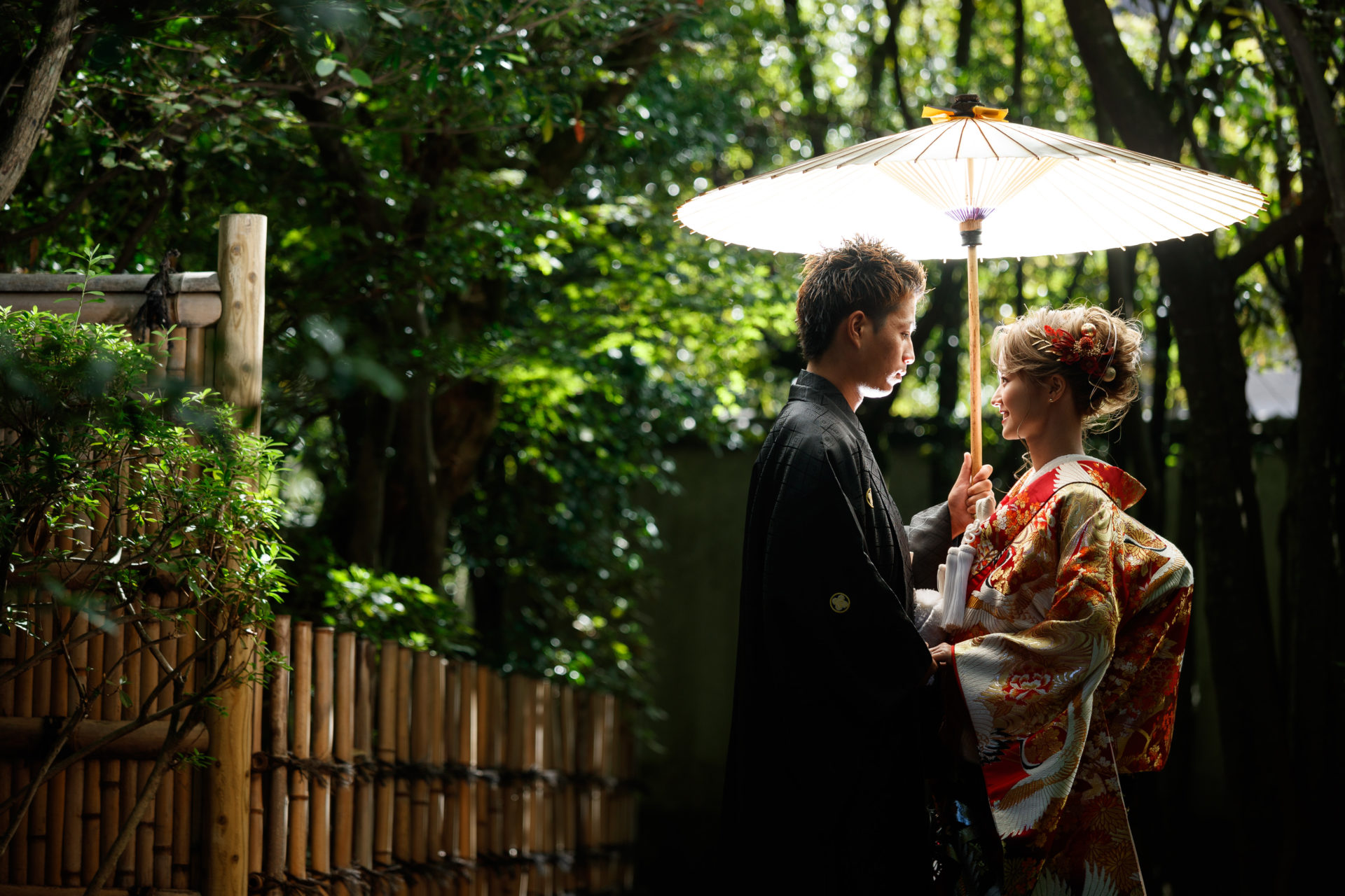 和装前撮り　友泉亭公園ロケーション撮影　白無垢と紋付袴　和傘　福岡フォトウェディング