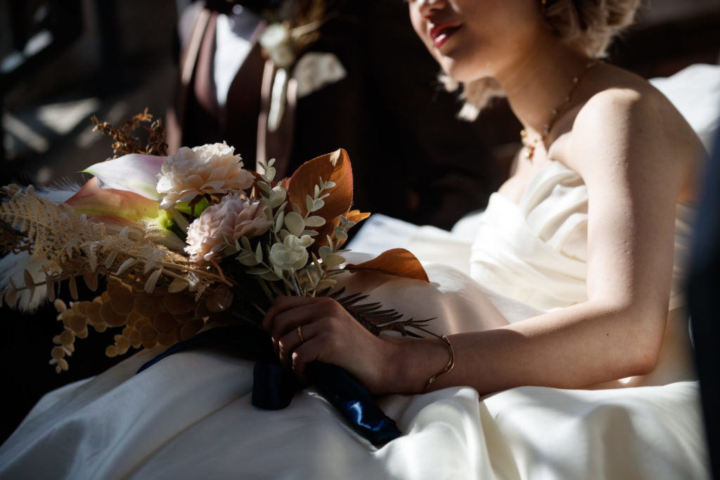 福岡市中央区地行 ふれ逢い橋でのロケーション前撮り ブーケカット フォトウェディング