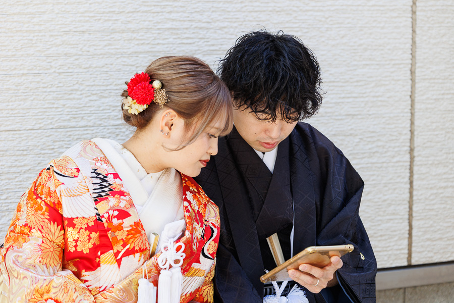 鳥飼八幡宮にてFLVSで転送された写真を確認する新郎新婦様