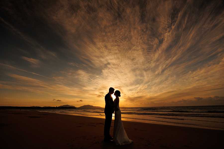 ARS LUCISの真髄。美しい夕日をバックに向かい合う新郎新婦様のシルエットの引き構図