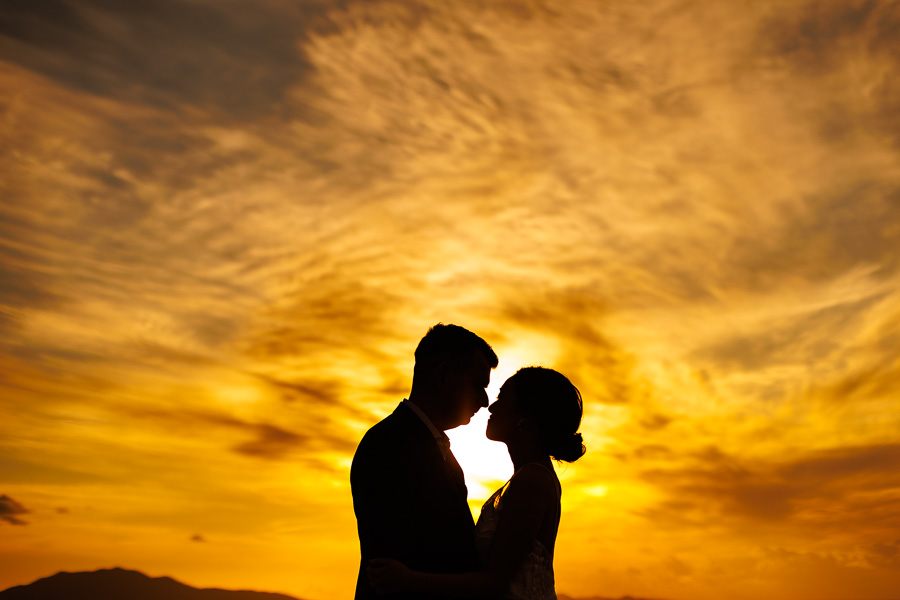 ARS LUCISの真髄。美しい夕日をバックに向かい合う新郎新婦様のシルエットの寄り構図