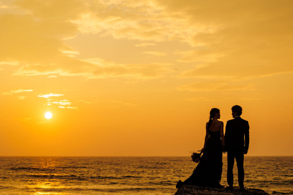 海の夕日で撮影したシルエット前撮り ロケーションフォトウェディング