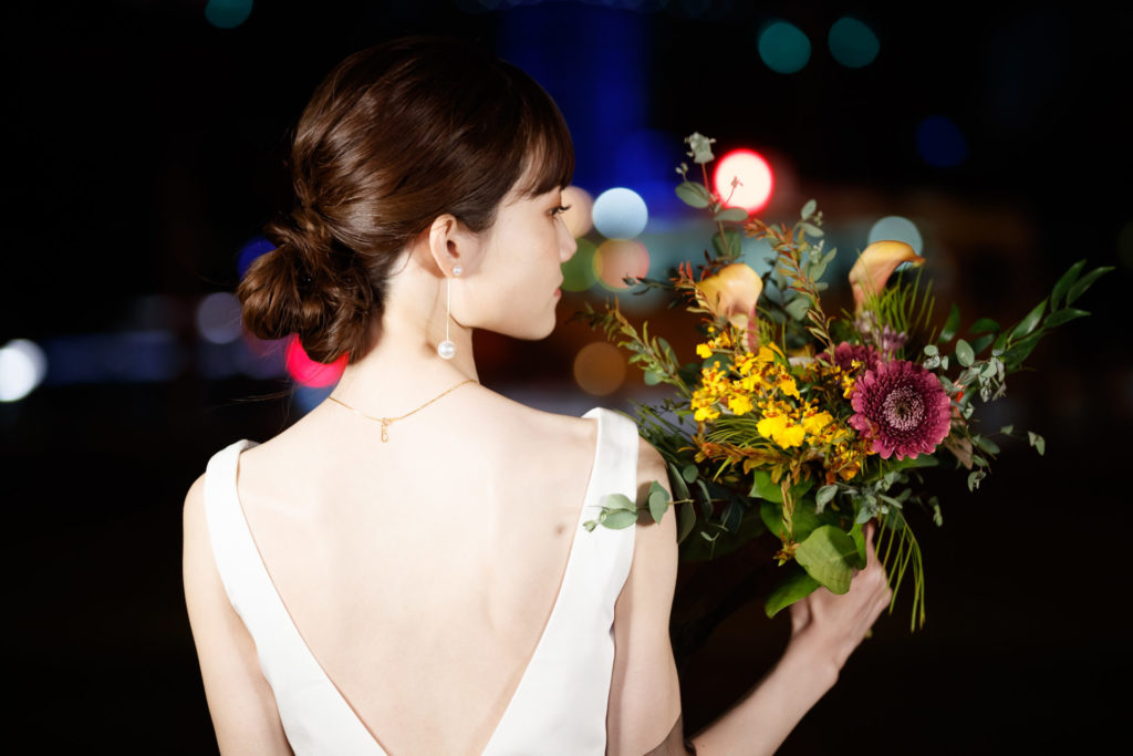 百道浜での夜景ロケーション前撮り ブーケを持った洋装フォトウェディング