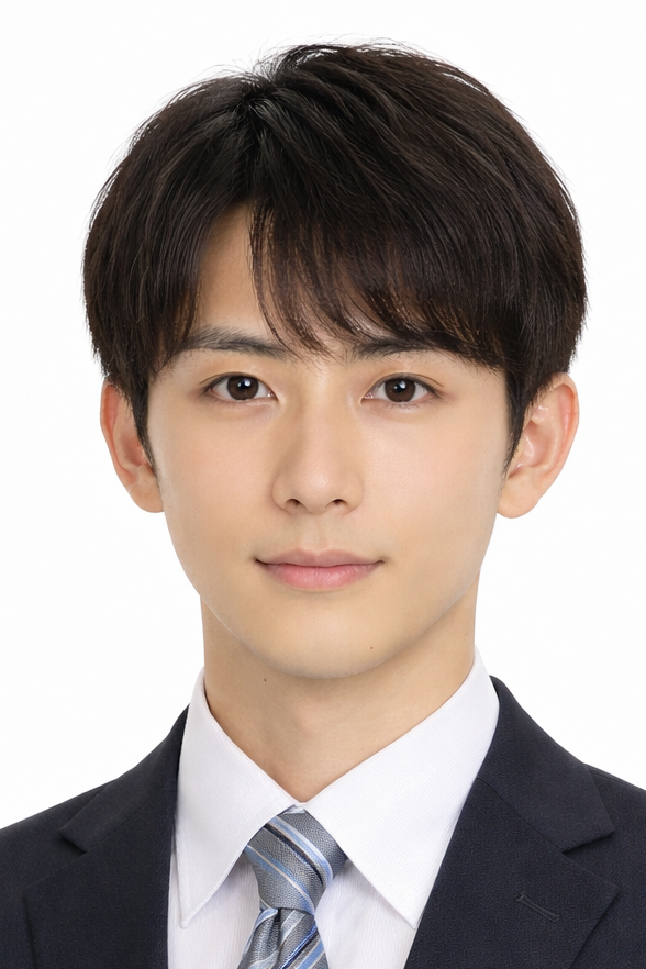 若い日本人男性の証明写真。黒髪で前髪を自然に下ろし、ネイビースーツに白シャツとストライプネクタイを着用。正面を向き、落ち着いた表情で撮影された白背景のビジネスポートレート。